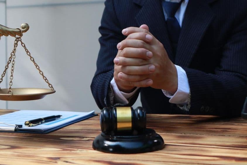 Адвокат предоставляет юридическую консультацию.