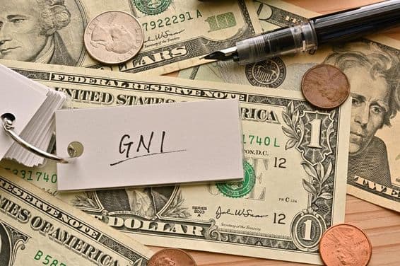 Финансовый термин ВНД, написанный на долларовых купюрах на столе.
