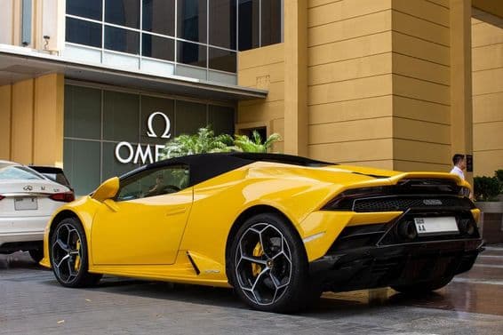 Желтый Lamborghini Huracán EVO Spyder, припаркованный у Dubai Mall.