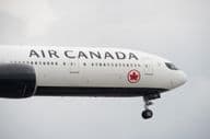 Boeing 777 Air Canada приземляется в международном аэропорту Торонто Пирсон
