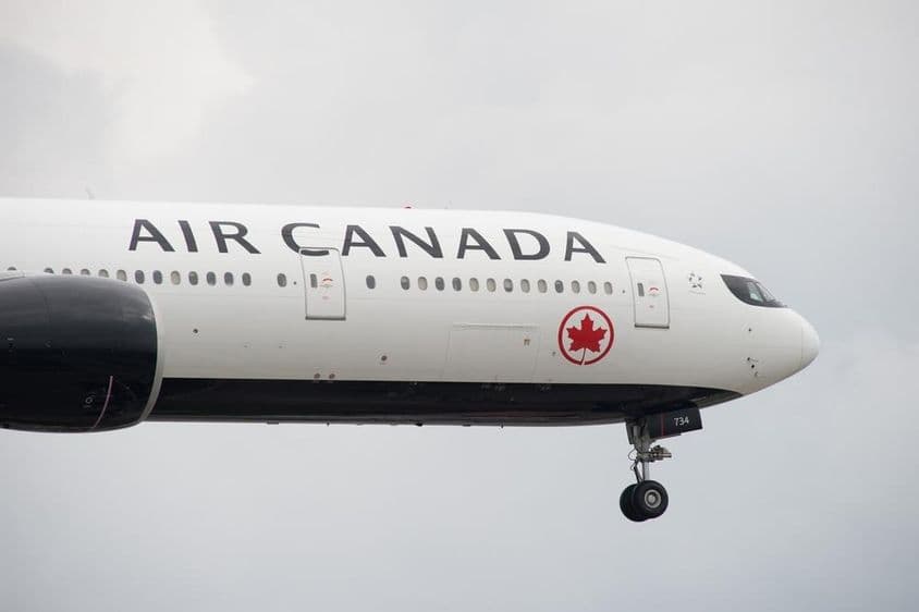Boeing 777 Air Canada приземляется в международном аэропорту Торонто Пирсон