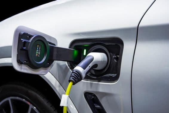 Кабель питания, подключенный к электромобилю.