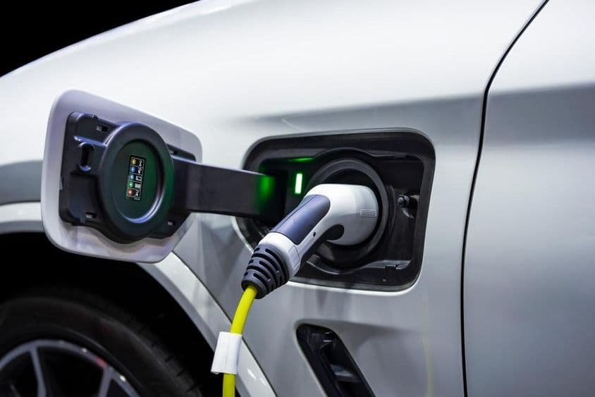 Кабель питания, подключенный к электромобилю.