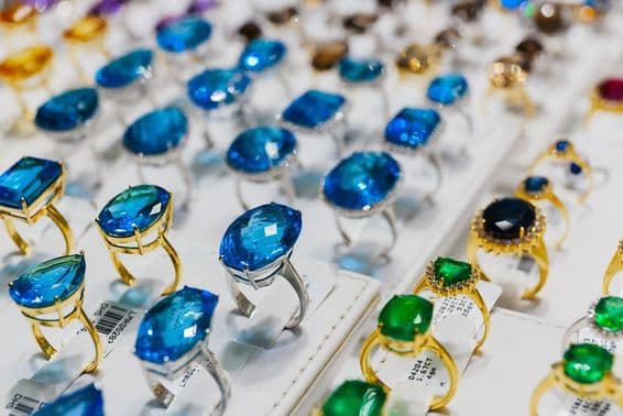 Кольца, украшенные драгоценными камнями, на золотом рынке в Дубае.