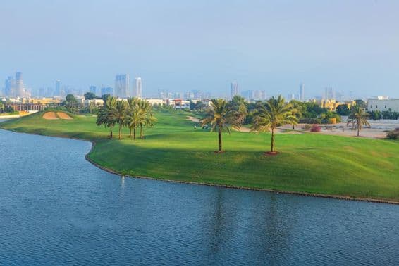 Панорамный вид на гольф-поле в Emirates Hills, Дубай.