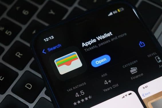 Apple Wallet на экране iPhone.