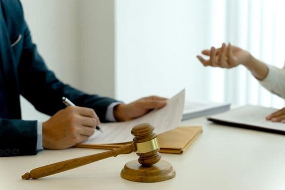 В юридической конторе готовятся юридические документы для компании.