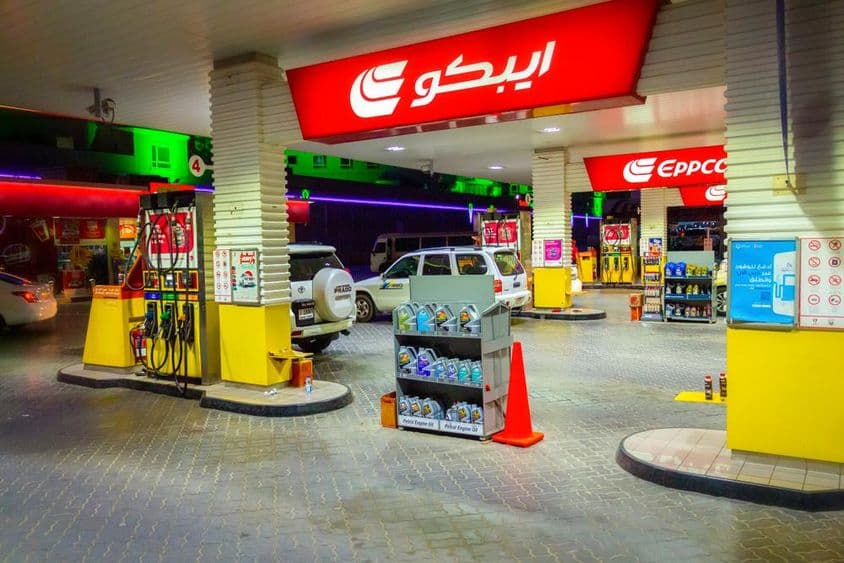 Бензозаправочная станция Eppco City в Дубае ночью.