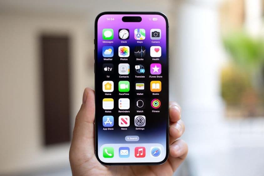 iPhone 15 Pro Max в руке мужчины.