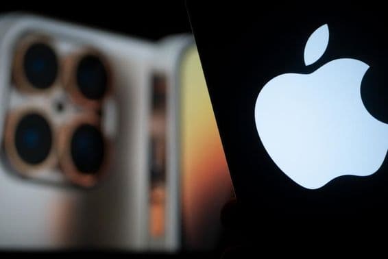 Презентация нового iPhone 17 от Apple на экране.