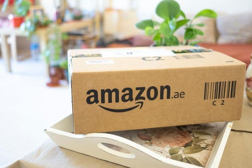 Картонная коробка, заказанная через Amazon, на столе для домашней доставки.