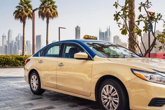 Такси едет по улице в Дубае.