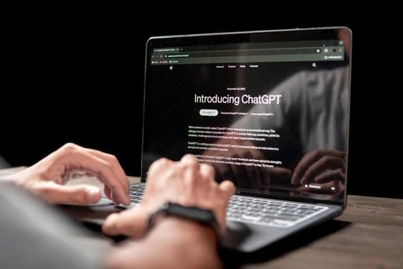 Крупный план веб-сайта с искусственным интеллектом Chat GPT.