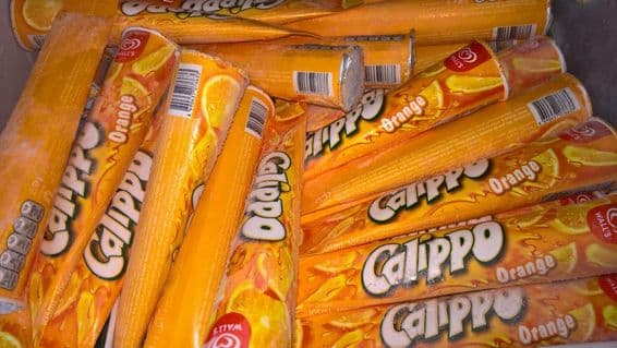 Палочки мороженого Calippo в морозильнике в Дубае.