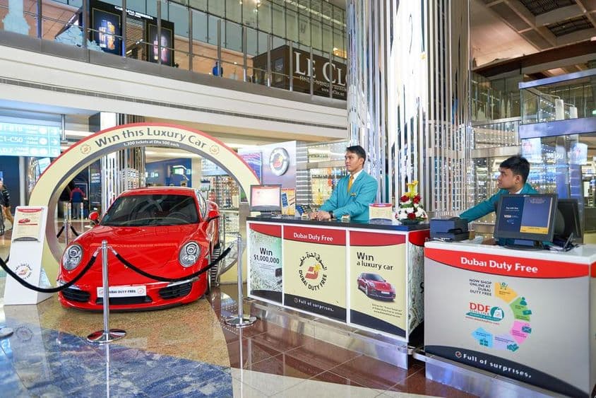 Автомобиль-приз внутри международного аэропорта Дубая.