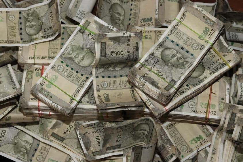 Стопки индийской валюты, банкноты по 500 рупий.