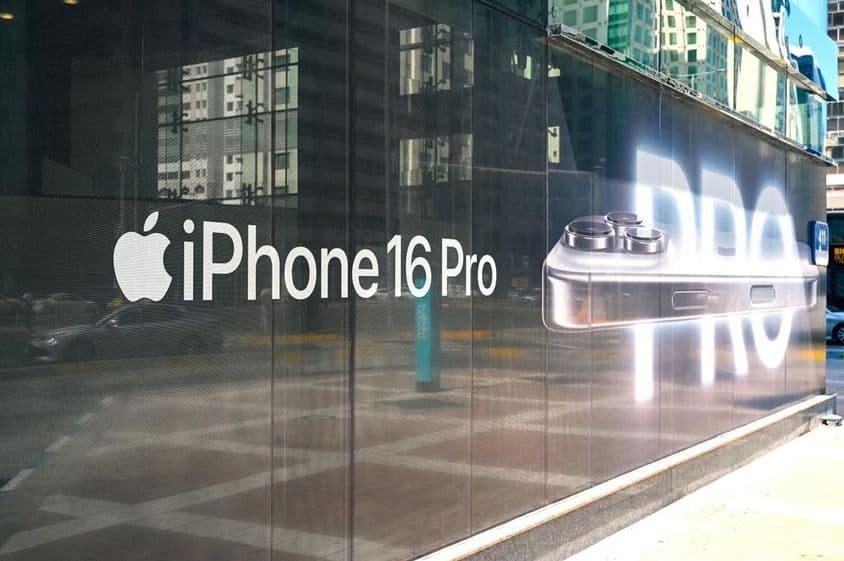 iPhone 16 PRO на витрине магазина.