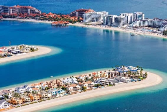 Элитные виллы на искусственном острове Пальма Джумейра в Дубае.