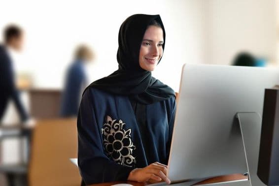 Арабский учитель в школе в абае и хиджабе.