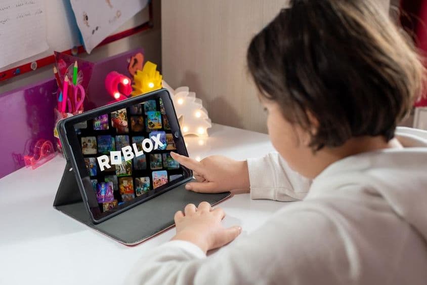 Маленькая девочка играет в игру Roblox.