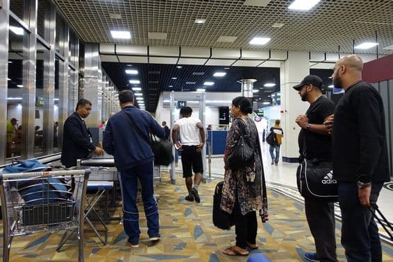 Пассажиры проходят проверку безопасности в Международном аэропорту Дубая.