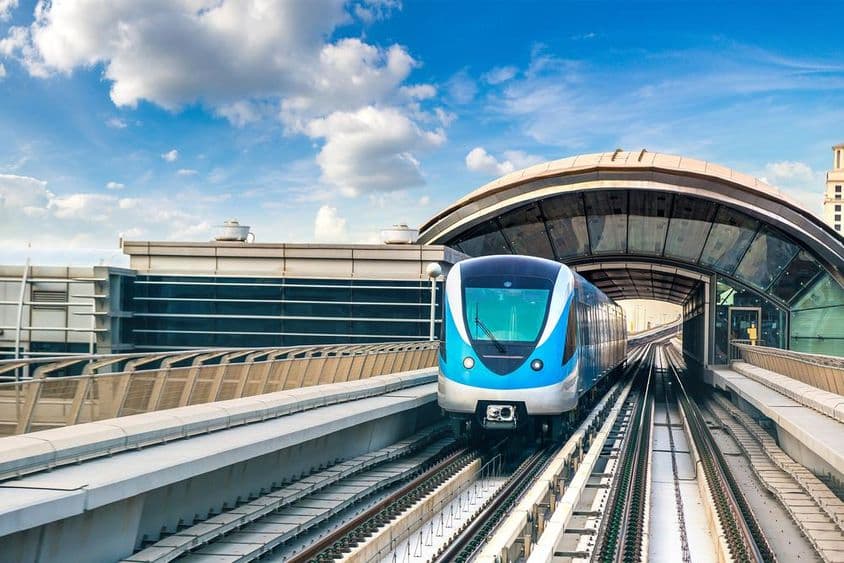 Дубайское метро в летний день в Дубае.
