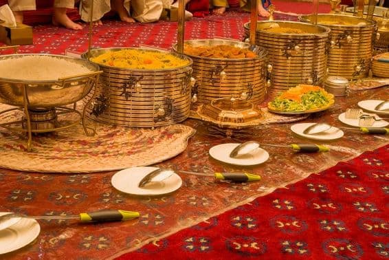 Вид на золотой праздничный стол, накрытый для гостей в Дубае.