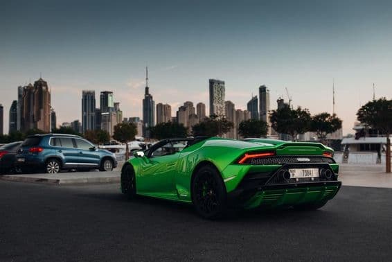 Lamborghini Huracan Spyder на парковке в порту.
