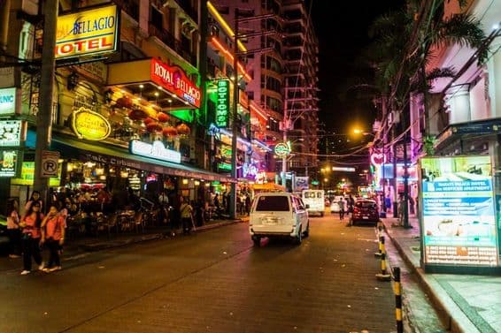 Улица Бургос в городе Макати, Манила, Филиппины.