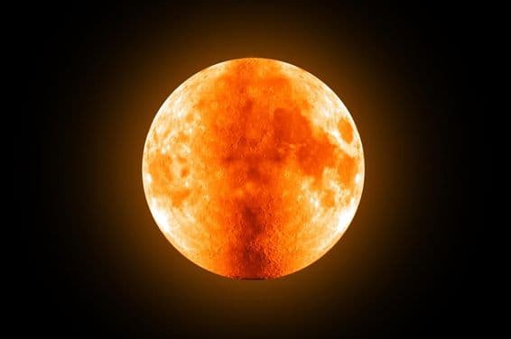 Красная полная луна на небе.