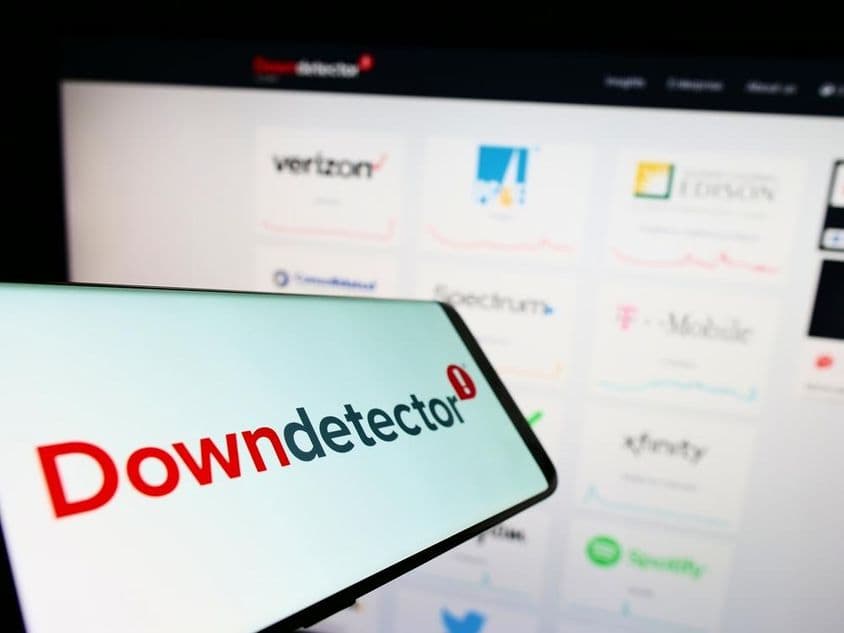 Экран перед веб-сайтом с платформой Downdetector.