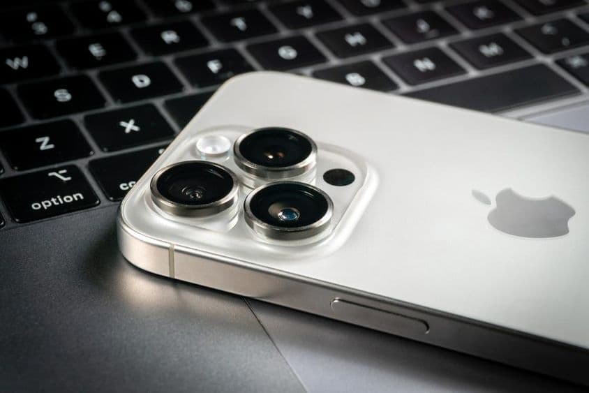 Современный смартфон Apple iPhone 15 Pro и ноутбук Apple Macbook Pro.