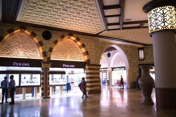 Торговый центр Дубай Молл, крупнейший торговый комплекс в мире.