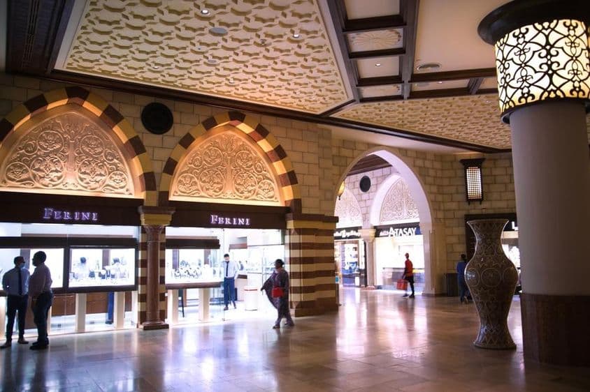 Торговый центр Дубай Молл, крупнейший торговый комплекс в мире.