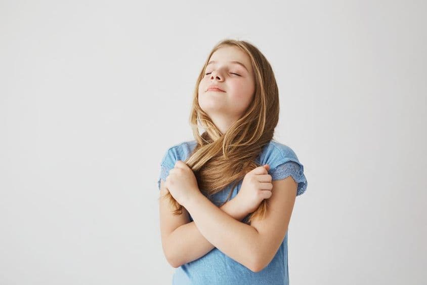 Красивая блондинка глубоко вдыхает свежий воздух.