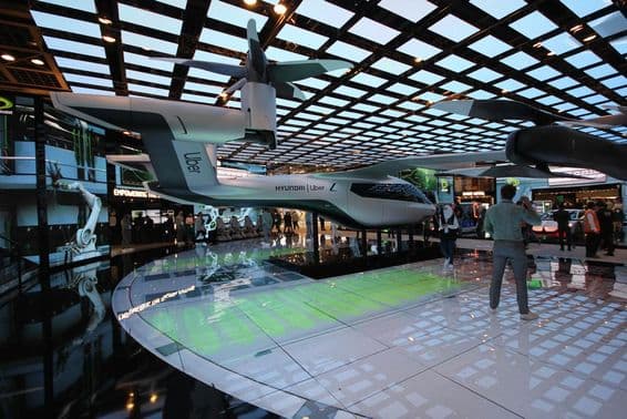 Полноразмерная модель воздушного такси Hyundai Uber представлена на стенде Etisalat.