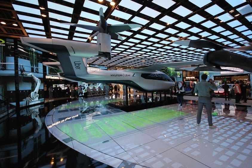 Полноразмерная модель воздушного такси Hyundai Uber представлена на стенде Etisalat.