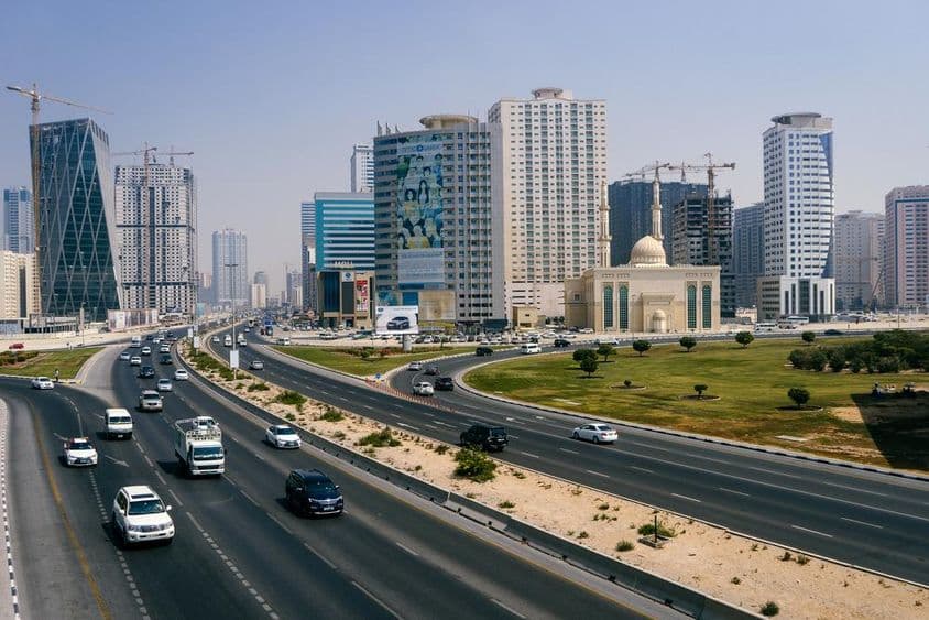 Вид на город и шоссе, много машин с высоты моста.