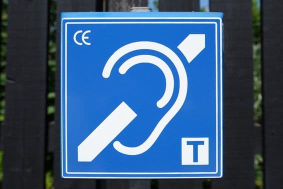 Аудиоиндукционная петля, помогающая пользователям слуховых аппаратов.