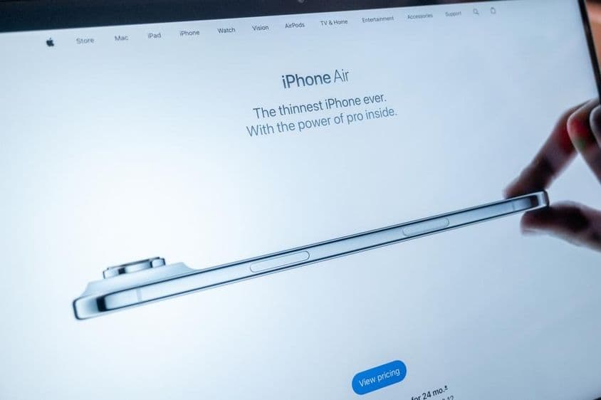 Страница iPhone Air на сайте Apple отображается на экране MacBook.