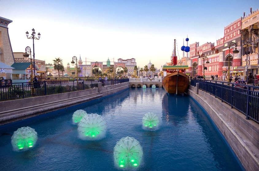 Красивый вид на загородные павильоны в Глобал Вилладж, Дубай.