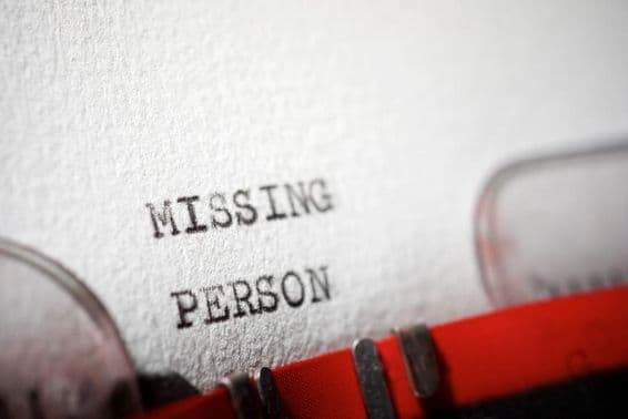 Текст о пропавшем человеке, напечатанный на пишущей машинке.