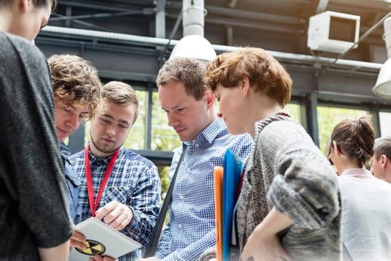 Студенты на выставочной площади.