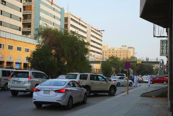 Эр-Рияд, Саудовская Аравия, движение рядом с достопримечательностями в районе Аль-Бата.