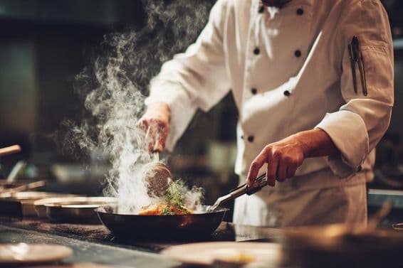 Шеф-повар готовит на кухне.