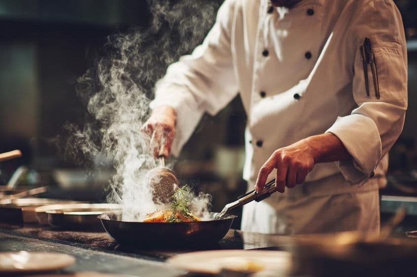 Шеф-повар готовит на кухне.