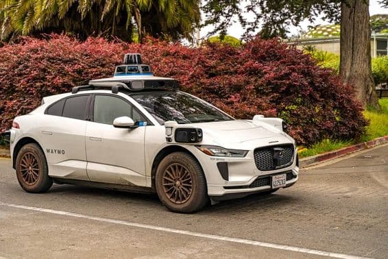 Самоуправляемое такси Waymo.