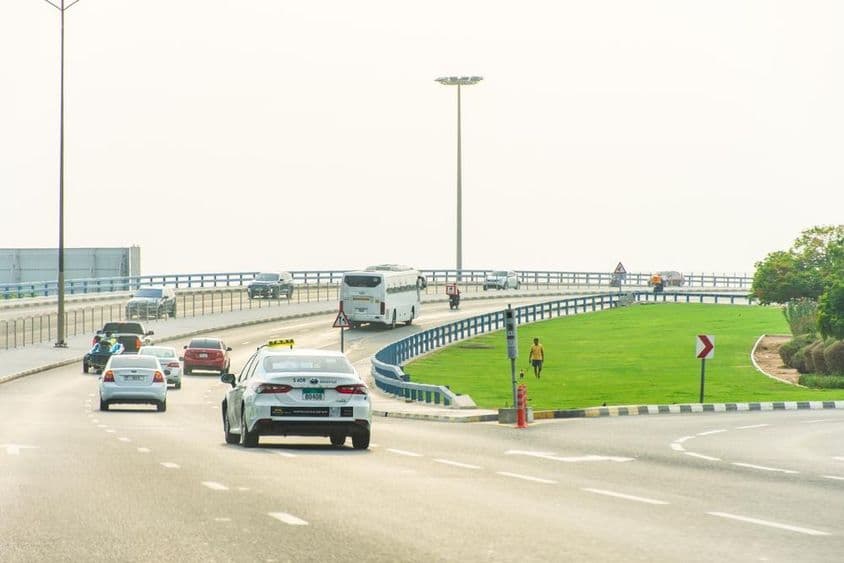 Автомобиль Aman на дороге в городе Шарджа.