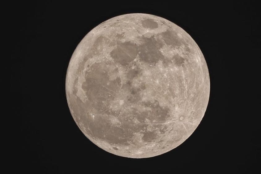 Суперлуна, круглой формы ночью.