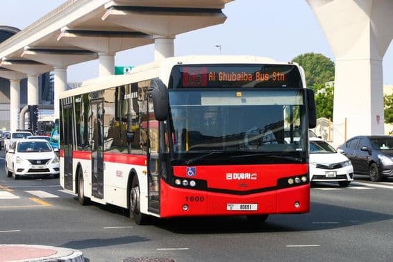 Белый и красный VDL Citea CLF-120.310 на улицах Дубая.